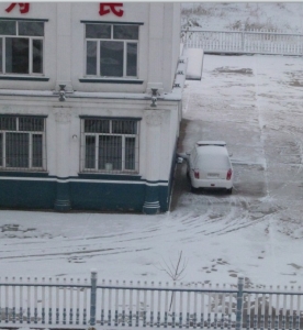 被雪“伤”了的警车.jpg