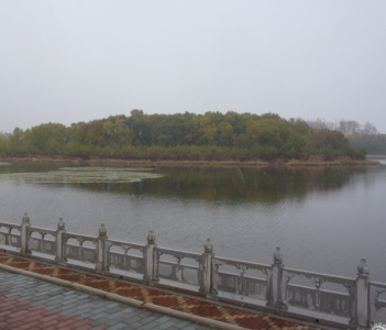 劳动湖中心小岛.jpg